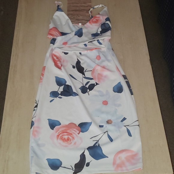 Dresses & Skirts - 🎀4/$12 Cute floral dress with open front